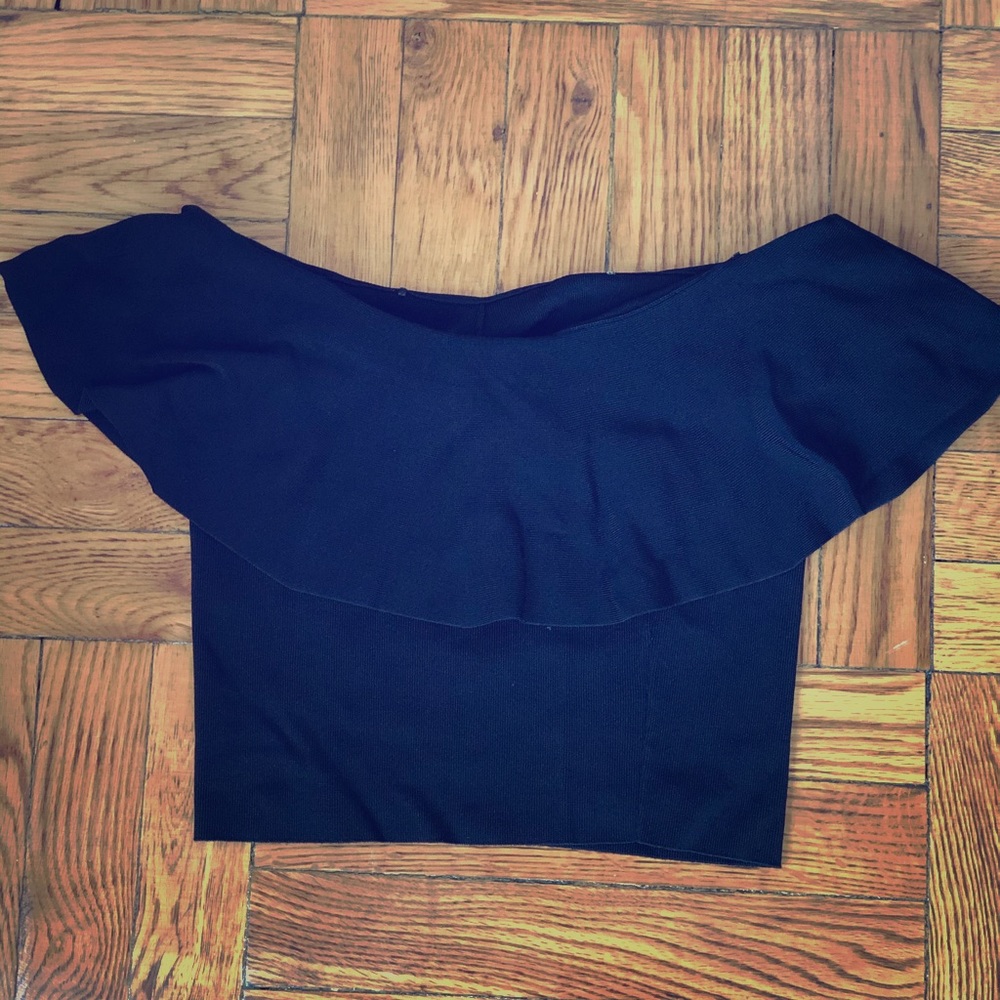Black off the shoulders cropped top